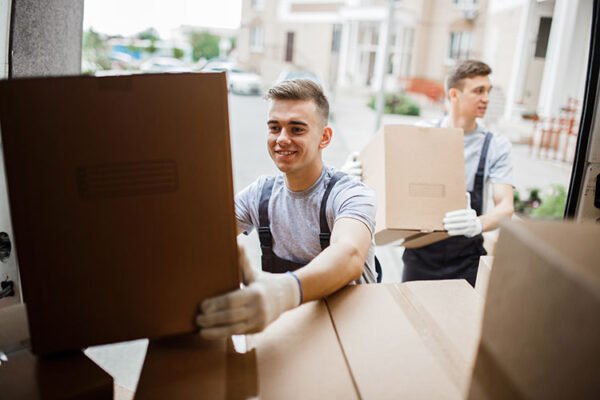 Verhuizers van MBI Verhuisservice aan het werk in Amsterdam